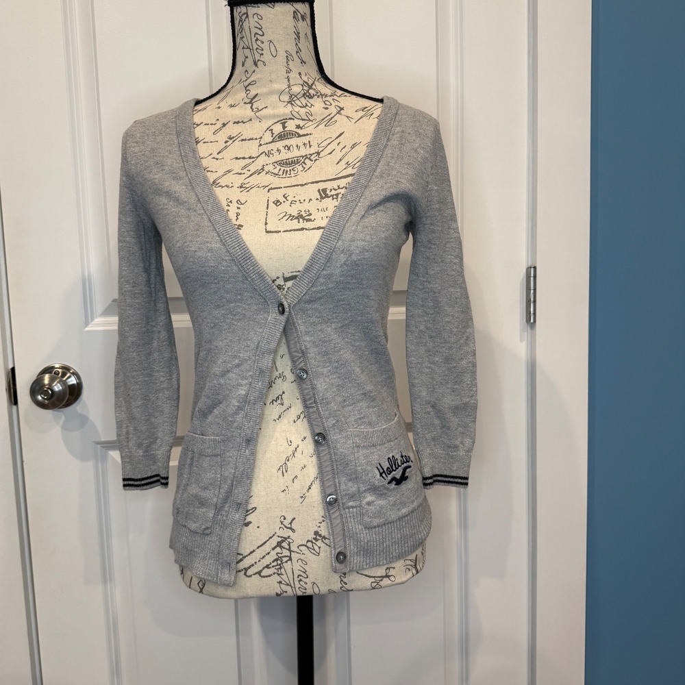 Hollister Gray Button Up Cardigan Sweater‎ Size Small 3/4 Sleeve Pockets Logo
